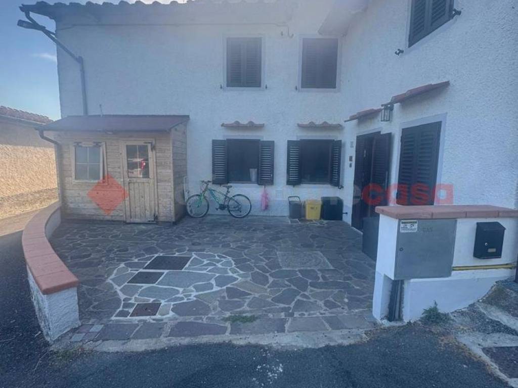 casa indipendente in vendita a Pistoia in zona Santomoro