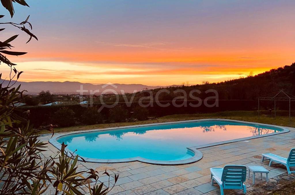 casa indipendente in vendita a Pistoia in zona Centro Città