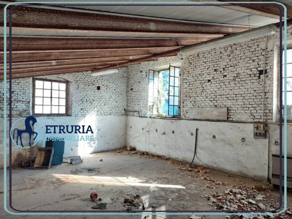 locale commerciale in vendita a Pistoia