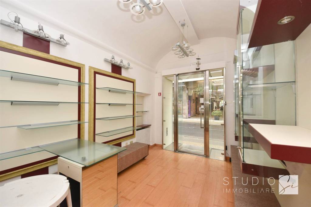 negozio in vendita a Pistoia in zona Centro Città