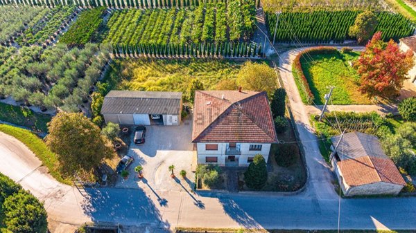 casa indipendente in vendita a Pistoia in zona Bottegone