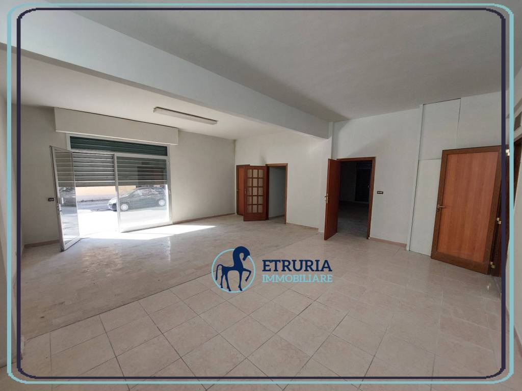 negozio in vendita a Pistoia in zona Stadio