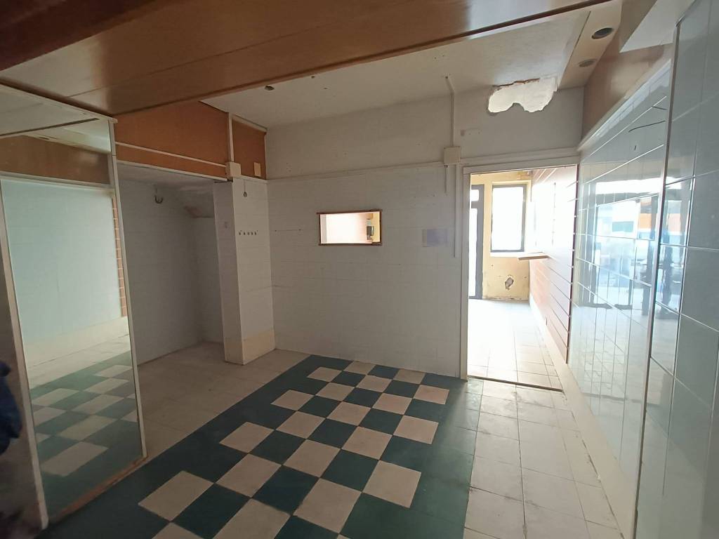 negozio in vendita a Pistoia in zona Centro Città