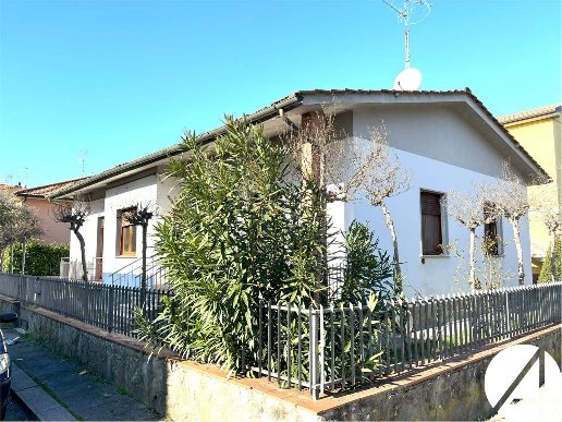casa indipendente in vendita a Pistoia in zona Centro Città