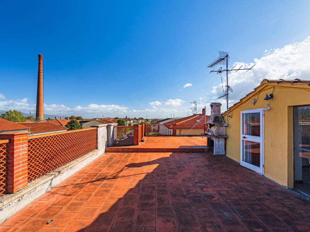 locale commerciale in vendita a Pistoia in zona Spazzavento