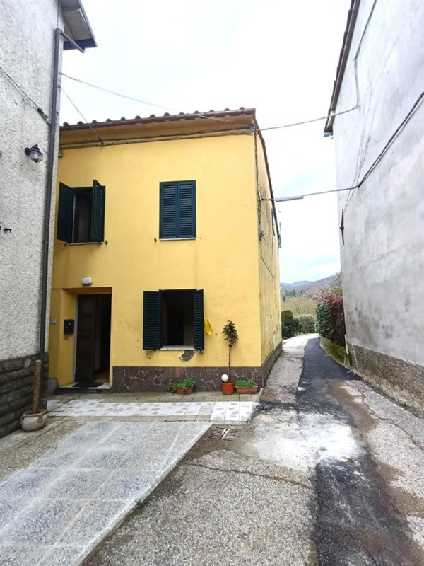 casa indipendente in vendita a Pistoia in zona Cireglio
