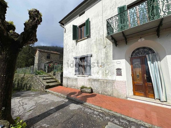 casa indipendente in vendita a Pistoia in zona Cireglio