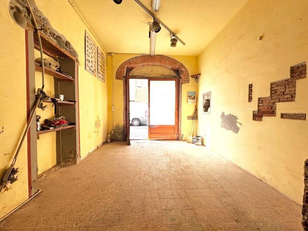 locale di sgombero in vendita a Pistoia in zona Stadio