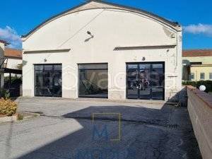 locale commerciale in vendita a Pistoia in zona Bottegone