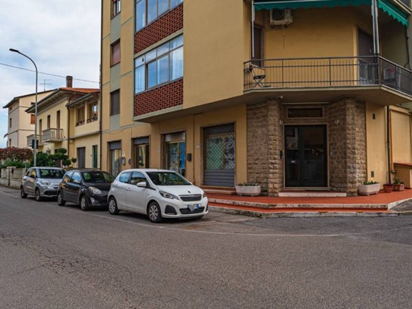 ufficio in vendita a Pistoia in zona Stadio