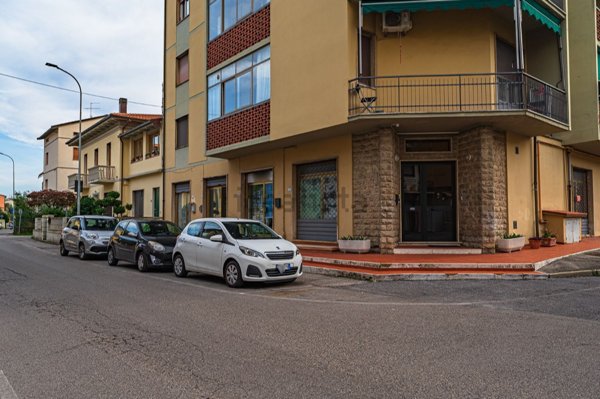 ufficio in vendita a Pistoia in zona Stadio