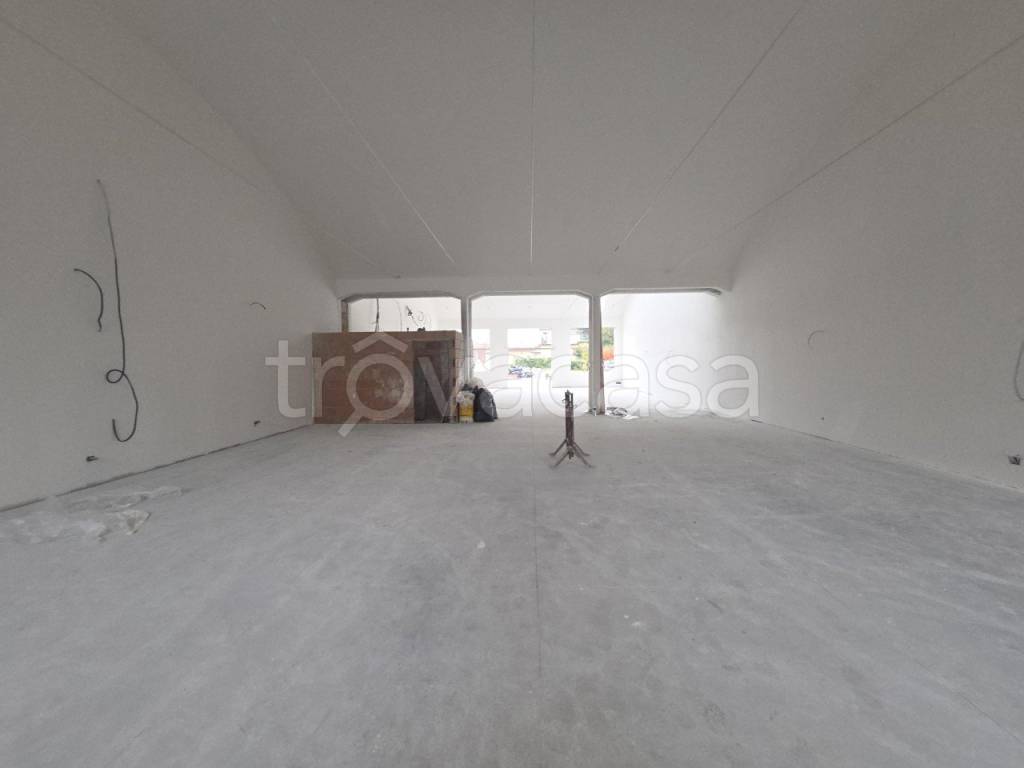 locale commerciale in vendita a Pistoia in zona Centro Città