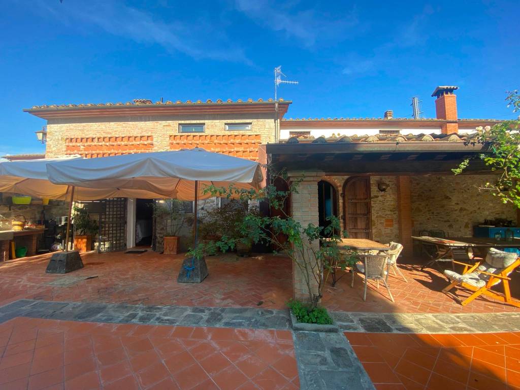 casa indipendente in vendita a Pistoia in zona Arcigliano