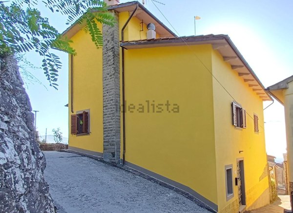 casa indipendente in vendita a Pistoia in zona Cireglio