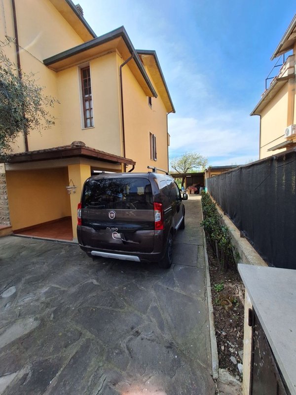 casa indipendente in vendita a Pistoia in zona Bottegone