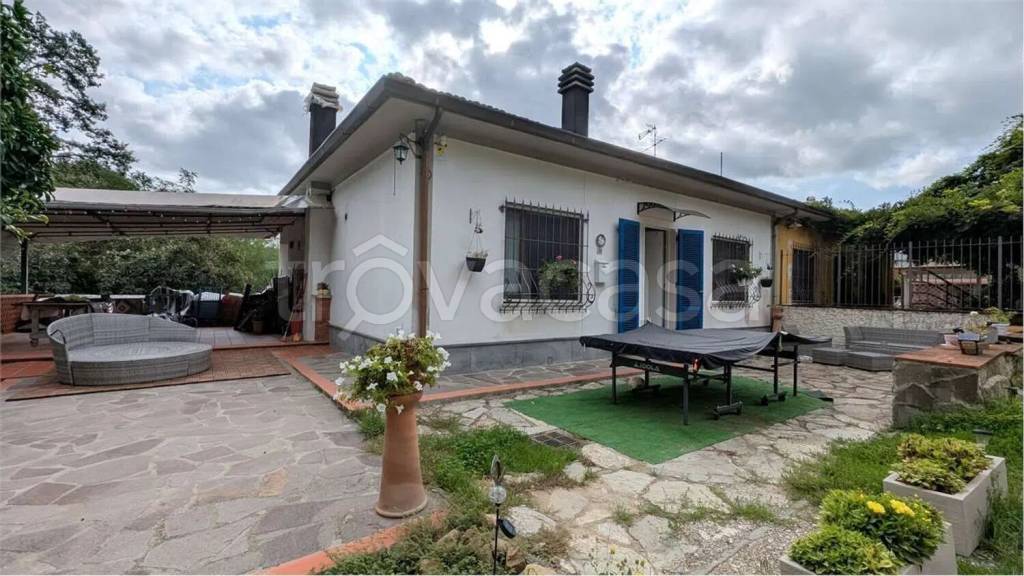 casa indipendente in vendita a Pistoia in zona Pontelungo