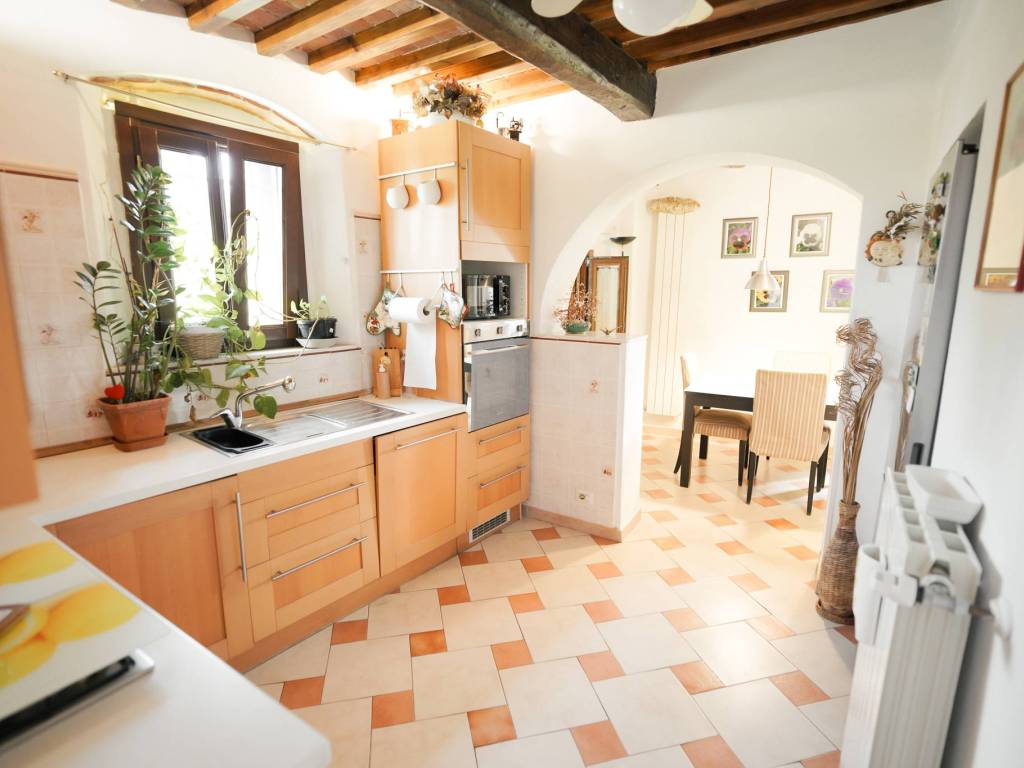 casa indipendente in vendita a Pistoia in zona Bottegone