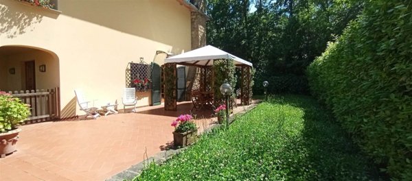 casa indipendente in vendita a Pistoia in zona Centro Città