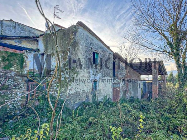 casa indipendente in vendita a Pistoia in zona Spazzavento