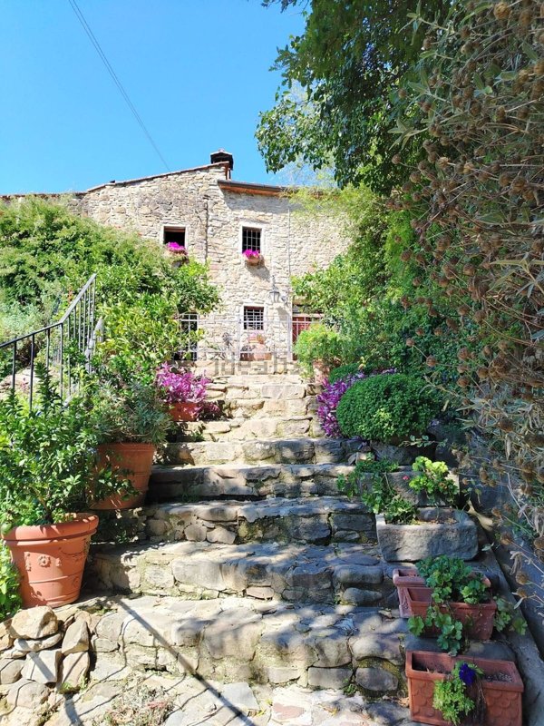 casa indipendente in vendita a Pistoia in zona Campiglio