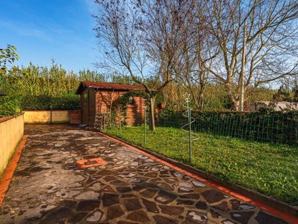 casa indipendente in vendita a Pistoia in zona Bottegone