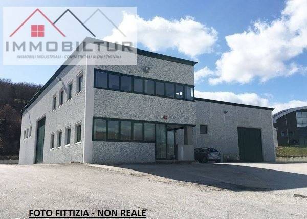 locale commerciale in vendita a Pistoia