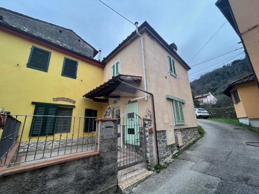 casa indipendente in vendita a Pistoia in zona San Felice