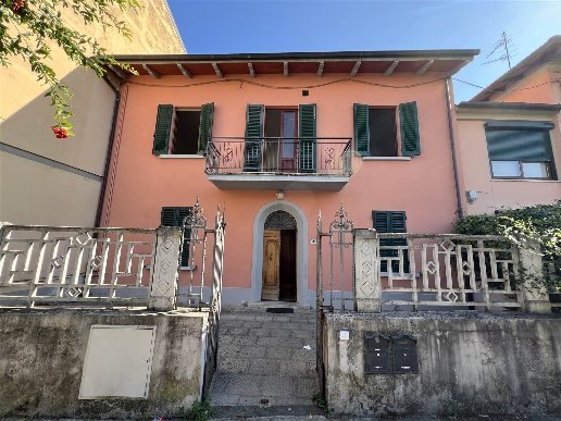 casa indipendente in vendita a Pistoia in zona Stadio