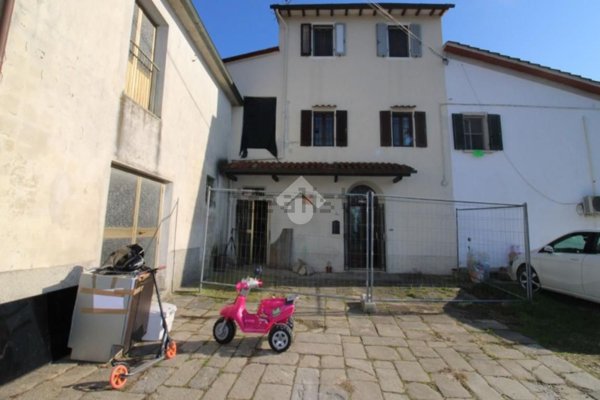 casa indipendente in vendita a Pistoia in zona Bottegone