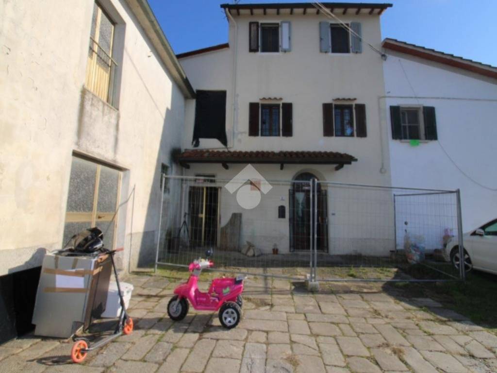 casa indipendente in vendita a Pistoia in zona Bottegone