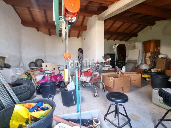 locale di sgombero in vendita a Pistoia in zona Bottegone
