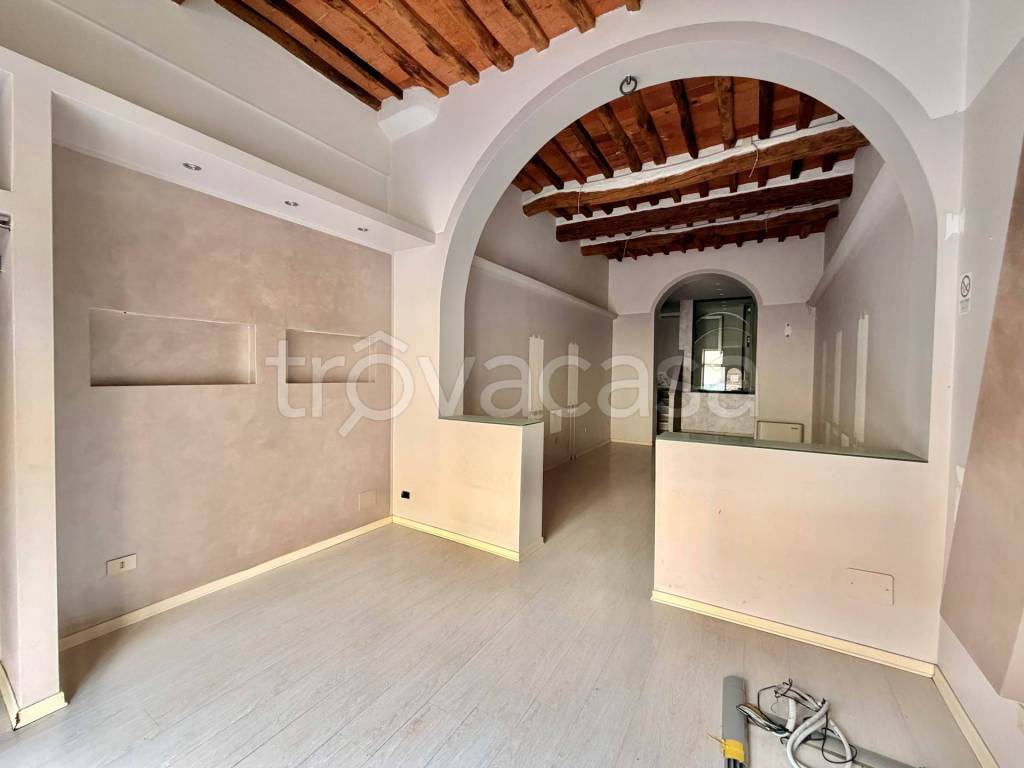 negozio in vendita a Pistoia in zona Centro Città