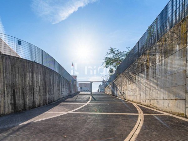 locale commerciale in vendita a Pistoia