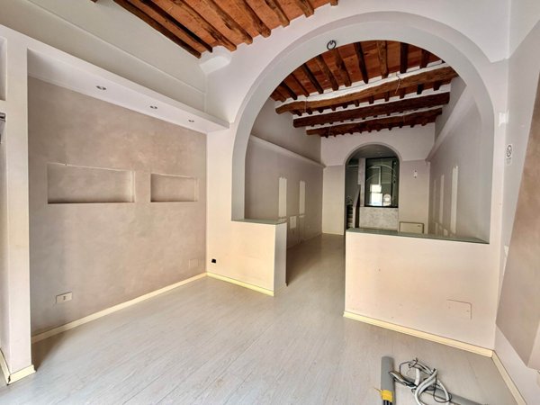 negozio in vendita a Pistoia in zona Centro Città