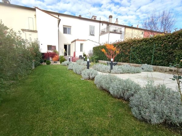 casa indipendente in vendita a Pistoia in zona Stadio