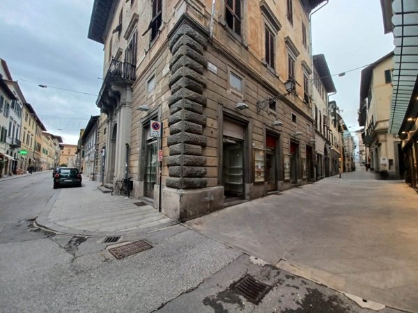 negozio in vendita a Pistoia in zona Centro Città