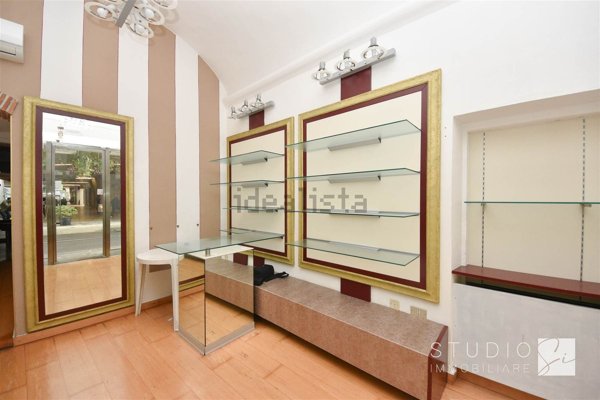 locale commerciale in vendita a Pistoia