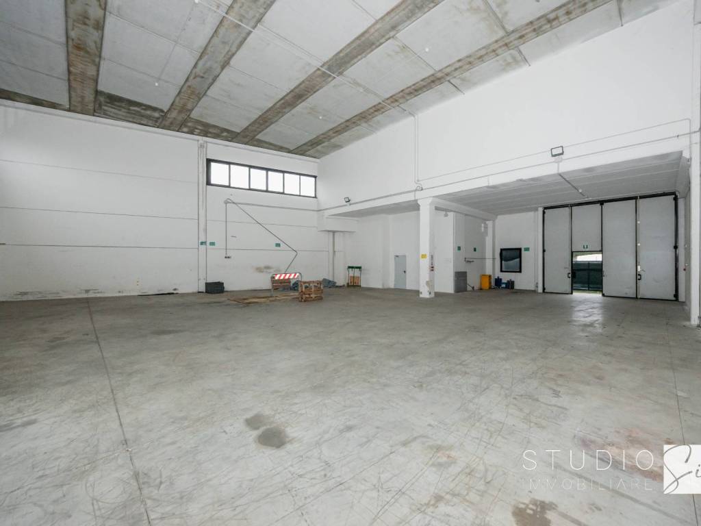 locale commerciale in vendita a Pistoia