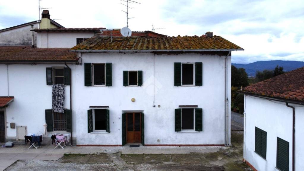 casa indipendente in vendita a Pistoia in zona Bottegone