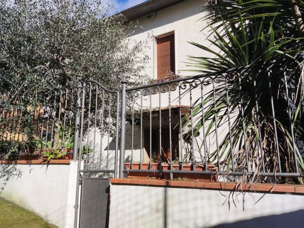 casa indipendente in vendita a Pistoia in zona Stadio