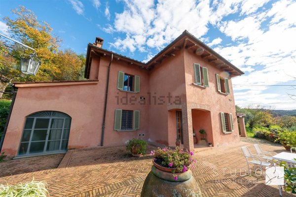 esavano in vendita a Pistoia in zona San Felice