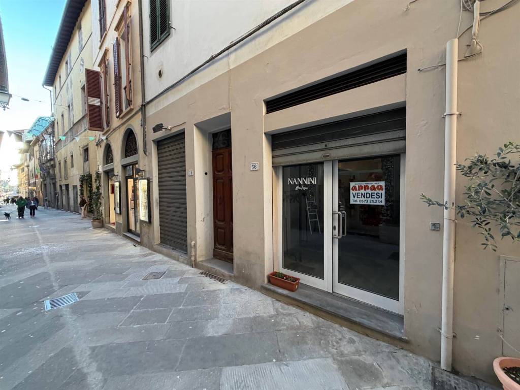 negozio in vendita a Pistoia in zona Centro Città