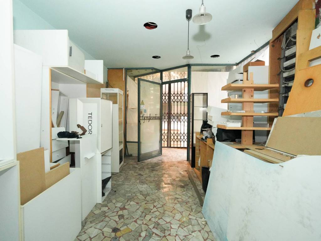 negozio in vendita a Pistoia in zona Centro Città