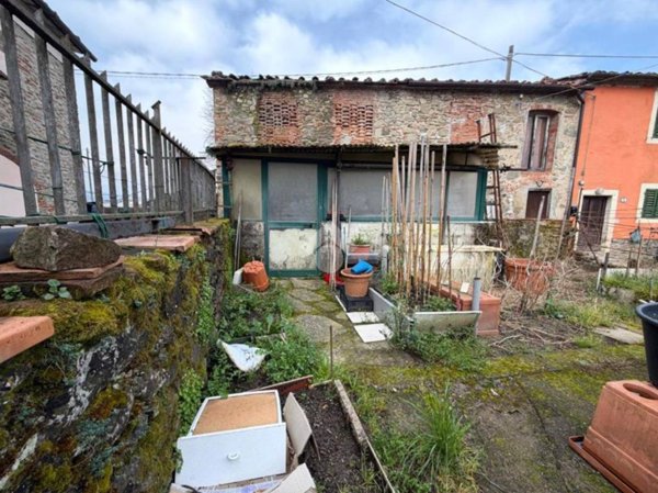 casa indipendente in vendita a Pistoia in zona Spazzavento
