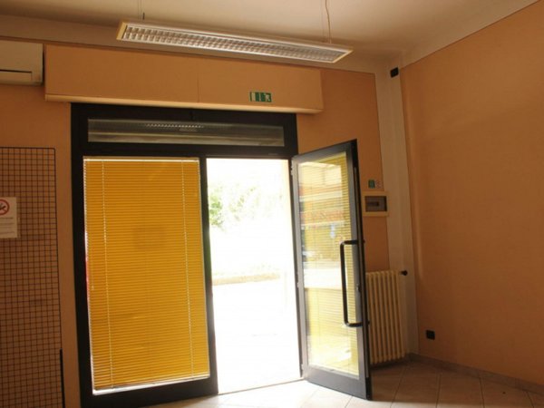negozio in vendita a Pistoia in zona Stadio