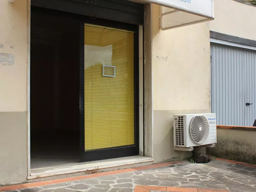 negozio in vendita a Pistoia in zona Stadio