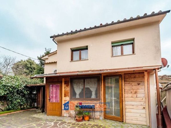 casa indipendente in vendita a Pistoia in zona Le Grazie