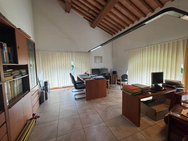ufficio in vendita a Pistoia in zona Stadio