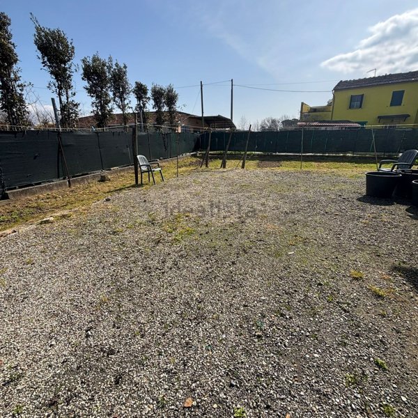 locale di sgombero in vendita a Pistoia in zona Bottegone