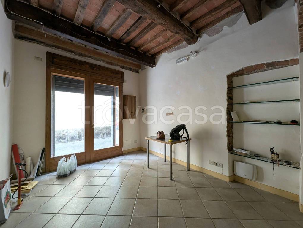negozio in vendita a Pistoia in zona Centro Città